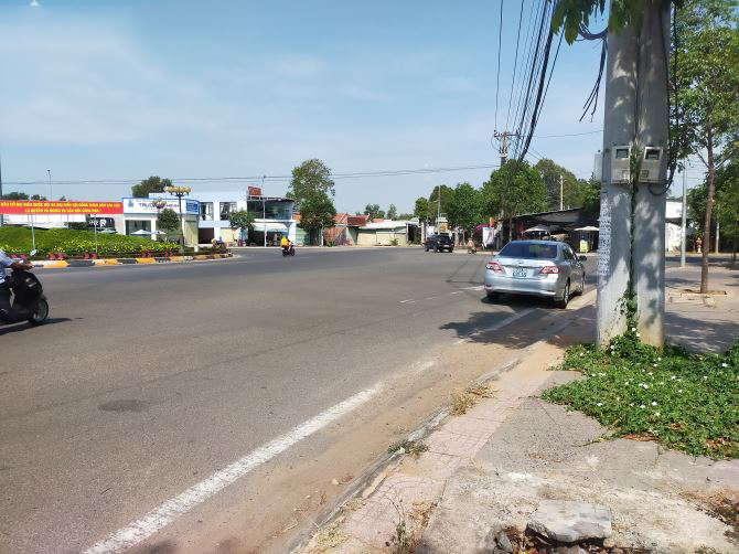  Bán đất mặt tiền đường Nguyễn Huệ thị xã Phú Mỹ